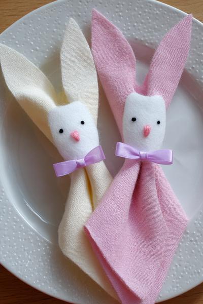 2. Hasen-Serviettenringe aus Filz als basteln ideen ostern für einen Naturtisch
