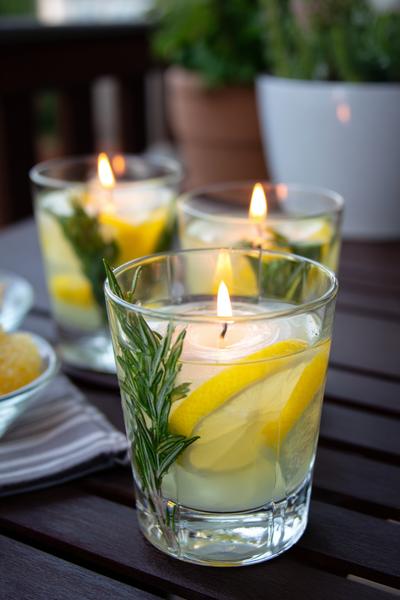4. Zitronen-Kräuter-Kerzen im Glas als basteln ideen sommer für Balkonabende