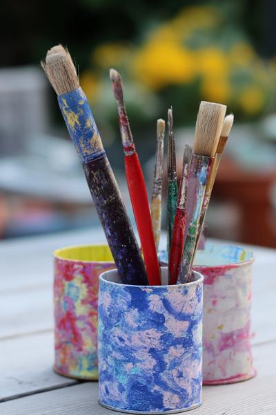 6. Dosen-Upcycling mit Kreidefarbe als basteln ideen einfach für Stifte und Pinsel