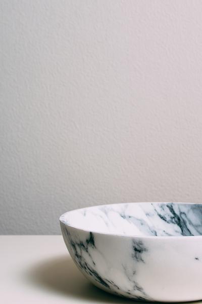 8. Minimalistische Ton-Schale als basteln ideen aesthetic mit Marmor-Effekt