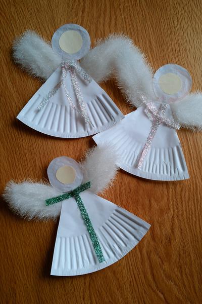 10. Pappteller-Engel für Basteln mit Kindern Weihnachten unter 3 mit Watteflügeln und Glanzband