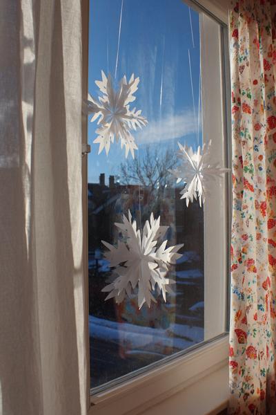 11. Fenster-Schneeflocken aus Transparentpapier für Basteln mit Kindern Weihnachten Fenster mit Faltkanten und Eiskristall-Look