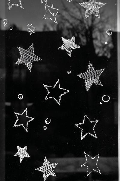 13. Fenster-Kreidemarker-Sterne für Basteln mit Kindern Weihnachten Fenster mit unterschiedlichen Strichstärken und Punkten