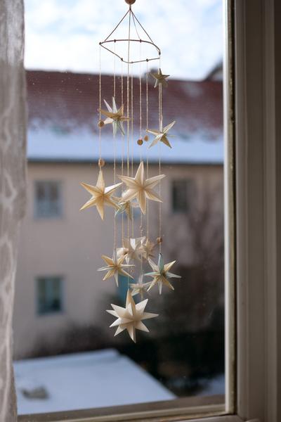 14. Fenster-Mobile aus Papiersternen für Basteln mit Kindern Weihnachten Fenster mit Fadenmix und Holzkreis