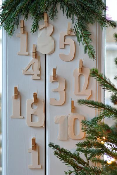 15. Fenster-Adventszahlen aus Karton für Basteln mit Kindern Weihnachten Fenster mit Mini-Klammern und Tannengrün