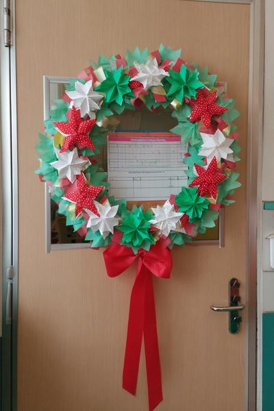 16. Klassenraum-Türkranz für Basteln mit Kindern Weihnachten Schule mit Papierschleife und Namenssternen