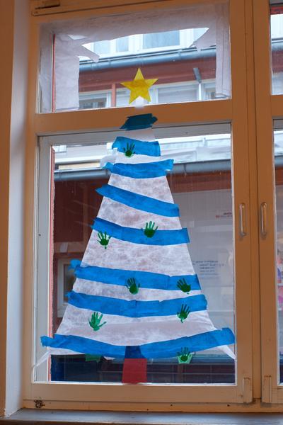 17. Klassenzimmer-Fensterbild mit Gemeinschaftsbaum für Basteln mit Kindern Weihnachten Schule mit Handabdruck-Ästen