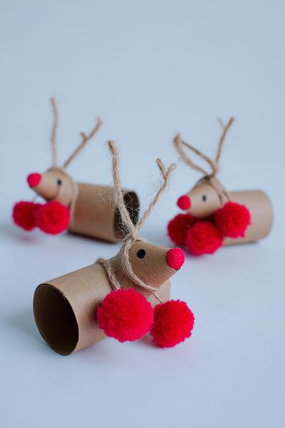 2. Papierrollen-Rentiergirlande für Basteln mit Kindern Weihnachten einfach mit roten Pompons und Naturkordel