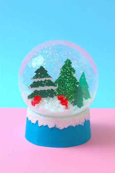 22. Papier-Schneekugelbild für Basteln mit Kindern Weihnachten Papier mit Transparentfolie und Glitzerflocken