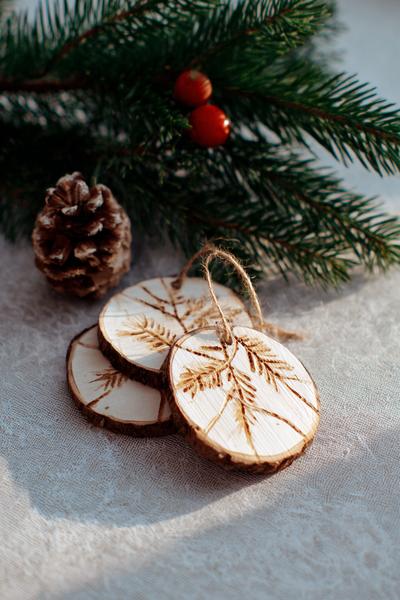 26. Holzscheiben-Anhänger für Basteln mit Kindern Weihnachten Holz mit Brandmalerei-Linien und Tannenzweig-Motiv