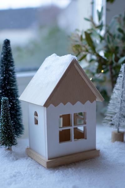 28. Mini-Holzhaus-Deko für Basteln mit Kindern Weihnachten Holz mit weißer Schneekante und Fensterglanz