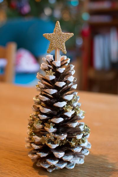 3. Kiefernzapfen-Baum für Basteln mit Kindern Weihnachten einfach mit Goldspray und Mini-Holzstern
