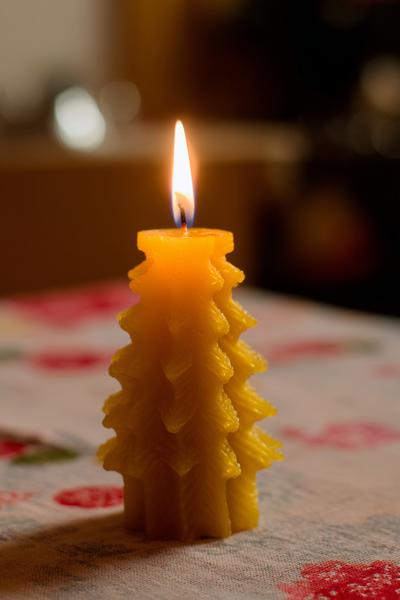 30. Bienenwachstuch-Kerzenbild für Basteln mit Kindern Weihnachten Waldorf mit warmem Licht und Fingerformen for basteln mit kindern weihnachten holz ideas