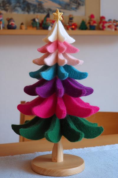 31. Filznadel-Tannenbaum für Basteln mit Kindern Weihnachten Waldorf mit Wollvlies-Schichten und Holzständer