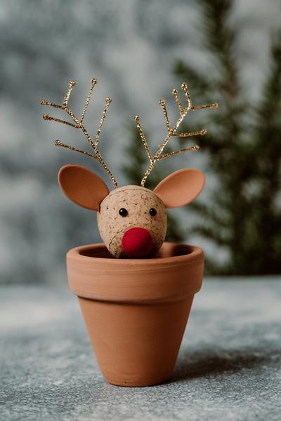 35. Tontopf-Rentier auf dem Tisch für Basteln mit Kindern Weihnachten Tontopf mit Korknase und Drahtgeweih for basteln mit kindern weihnachten waldorf ideas