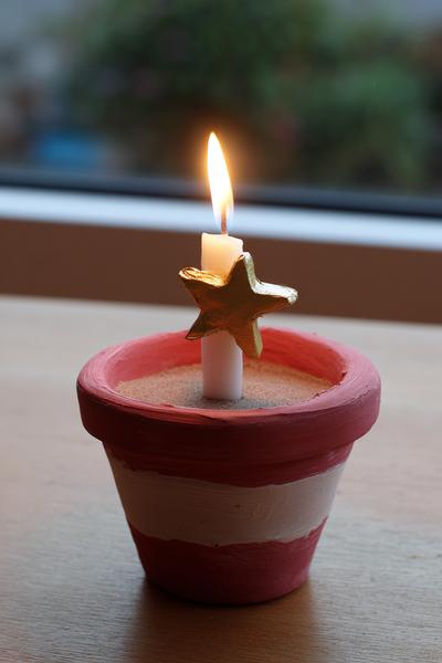 37. Tontopf-Adventskerzenhalter für Basteln mit Kindern Weihnachten Tontopf mit Sternrelief und Sandschicht