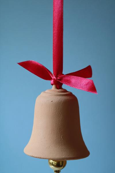 38. Tontopf-Glocke als Hänger für Basteln mit Kindern Weihnachten Tontopf mit Klangglöckchen und Satinband