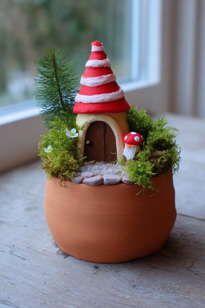39. Tontopf-Wichtelhaus für Basteln mit Kindern Weihnachten Tontopf mit Moosdach und Mini-Tür