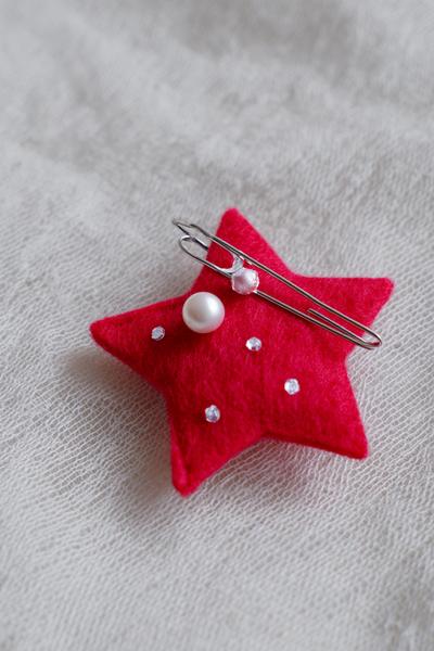 5. Schnelle Filzstern-Brosche für Basteln mit Kindern Weihnachten einfach mit Sicherheitsnadel und Perlenpunkt