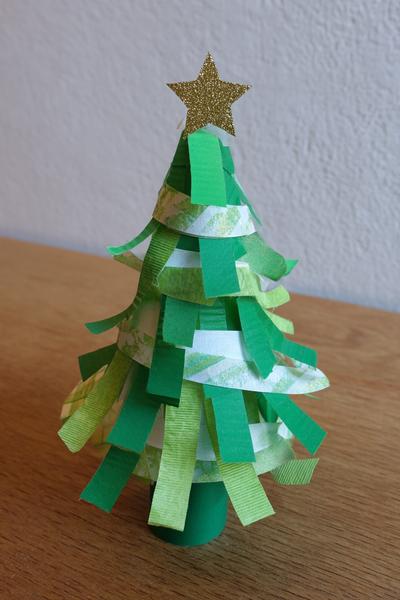 7. Klebeband-Tannenbaum für Basteln mit Kindern Weihnachten unter 3 mit grünen Schnipseln und Sternsticker