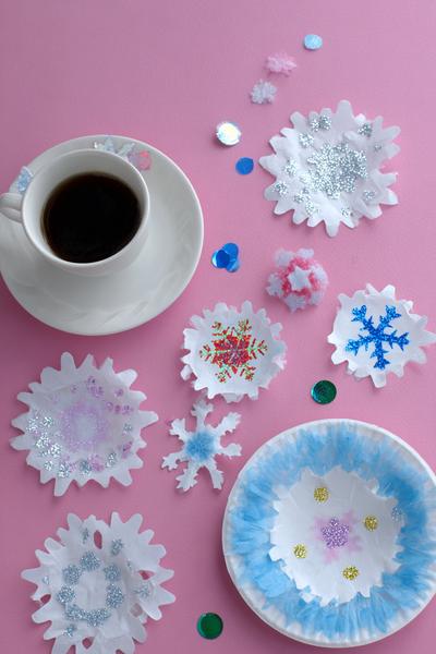 1. Winterbasteln, basteln mit kindern winter einfach: Kaffeefilter-Schneeflocken mit Lochmuster und Glitzer