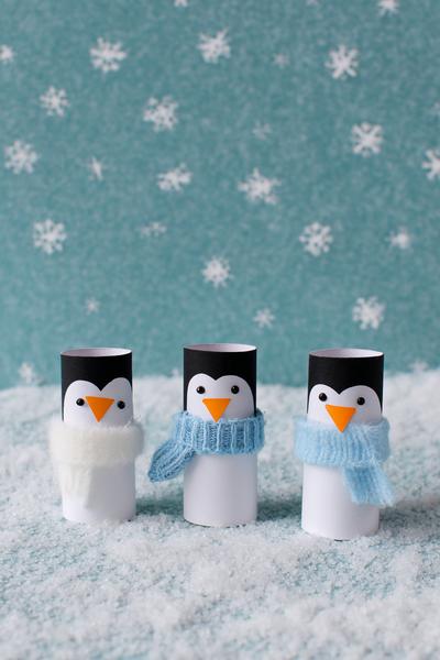 4. Winterbasteln, basteln mit kindern winter 3 jahre: Papprollen-Pinguine mit Schal aus Stoffresten for basteln mit kindern winter unter 3 ideas