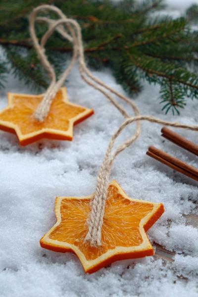 5. Winterbasteln, basteln mit kindern winter weihnachten: Orangen-Sterne mit Zimtduft und Juteband for basteln mit kindern winter fensterdeko ideas