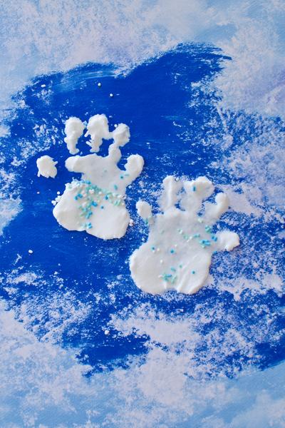6. Winterbasteln, basteln mit kindern winter einfach u3: Fingerfarben-Handabdruck-Eisbären mit Schneesprenkeln for basteln mit kindern winter 3 jahre ideas