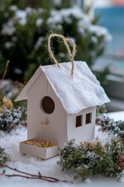 7. Winterbasteln, basteln mit kindern winter vogelhaus: Milchkarton-Vogelhaus mit Schnee-Dach und Futterring for basteln mit kindern winter weihnachten ideas