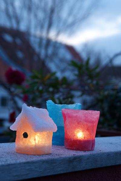 Eislaternen im Joghurtbecher: farbige Frost-Gläser für Balkon und Garten for basteln mit kindern winter vogelhaus ideas