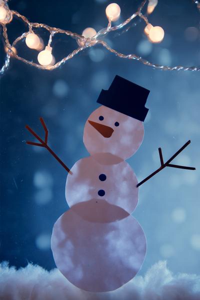 Fensterbild aus Kontaktpapier: Schneemann-Silhouette mit Transparentpapier-Konfetti und Lichterkette dahinter for basteln mit kindern winter grundschule ideas