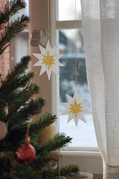 1. Papierstern-Fensterbilder beim Basteln mit Kindern Weihnachten mit Transparentpapier und goldenen Akzenten