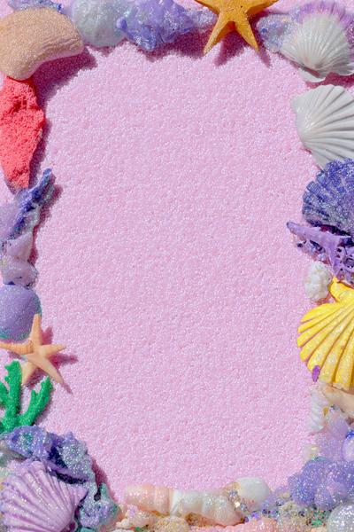 10. Muschelrahmen fürs Basteln mit Kindern Sommer mit Sandtextur und pastelligen Farben