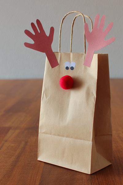 15. Papiertüten-Rentiere fürs Basteln mit Kindern Winter einfach mit Handabdruck-Geweih und roter Nase