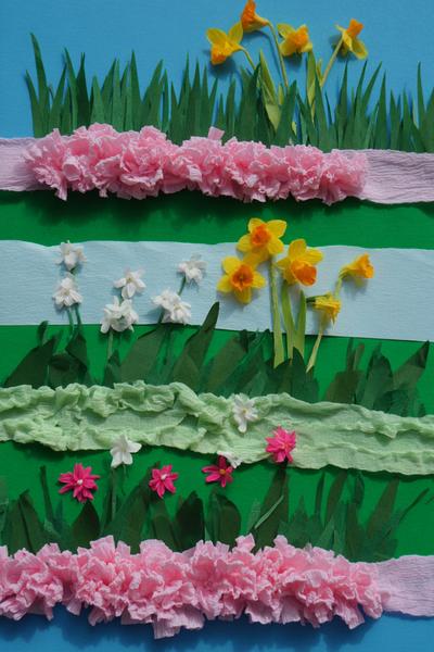 16. Blumenwiesen-Collagen beim Basteln mit Kindern Frühling mit Krepppapierblüten und grünen Schichten