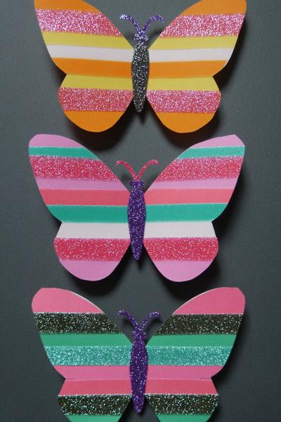 17. Schmetterlings-Fensterbilder fürs Basteln mit Kindern Frühling mit Symmetrie-Falttechnik und Glitzeradern