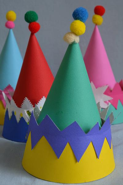 18. Bunte Papierhüte beim Basteln mit Kindern Fasching mit Zackenkrone und Pompon-Spitze