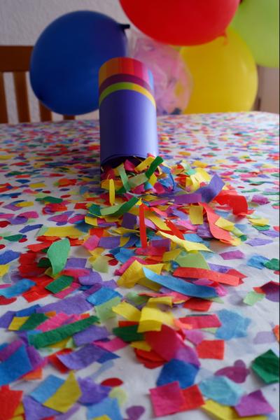 19. Konfetti-Kanonen aus Rollen fürs Basteln mit Kindern Fasching mit Luftballon-Spannung und Regenbogenpapier