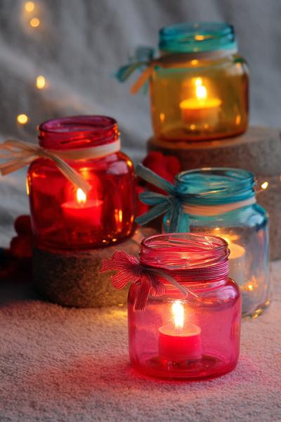 3. Mini-Laternen aus Gläsern zum Basteln mit Kindern Weihnachten mit Papierbändern und Teelicht-Glanz