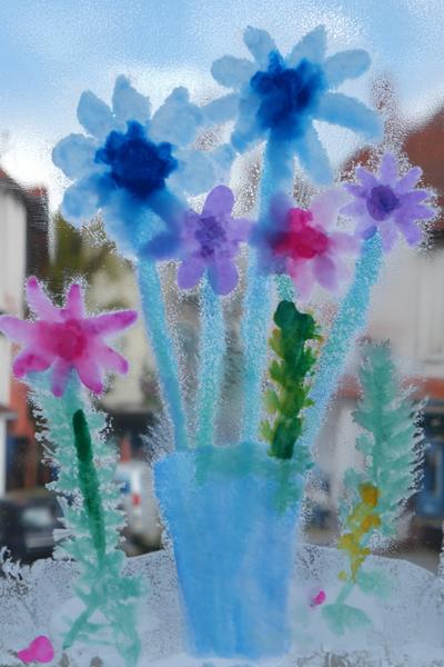 4. Eisblumen-Fensterkunst beim Basteln mit Kindern Winter mit Salztechnik und Aquarellverlauf