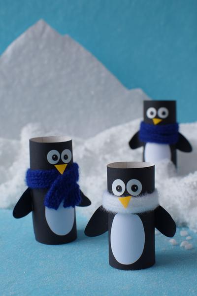 5. Pinguin-Klorollenfiguren fürs Basteln mit Kindern Winter mit Filzschal und Wackelaugen