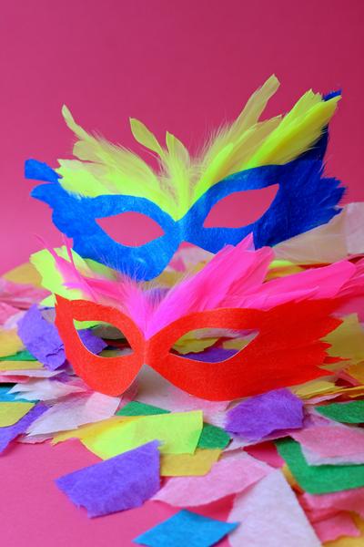 7. Konfetti-Masken beim Basteln mit Kindern Karneval mit Federn und Neonfarben