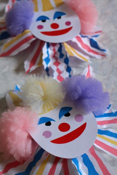 8. Papiergirlanden mit Clown-Motiven fürs Basteln mit Kindern Karneval mit Pompons und Streifen