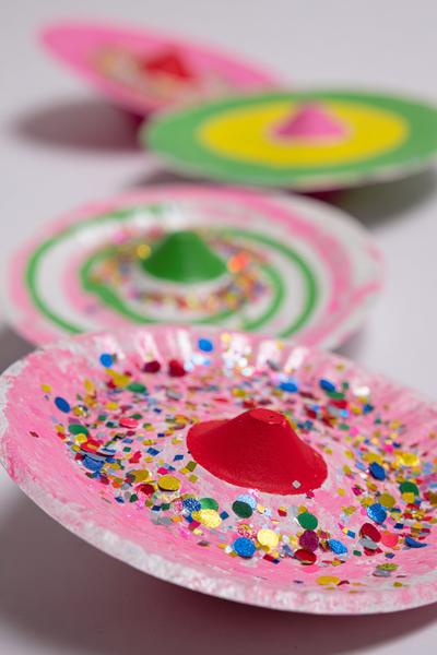 9. Wurfspiel aus Papptellern beim Basteln mit Kindern Karneval mit Zielscheiben und Glitzerpunkten
