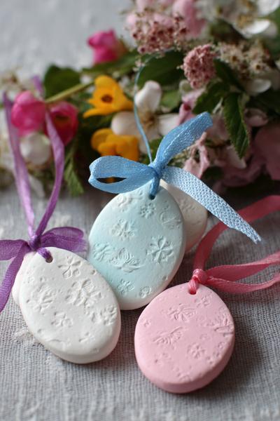 3. Salzteig-Ostereier als Anhänger mit zarten Prägungen für for basteln ostern u3 ideas