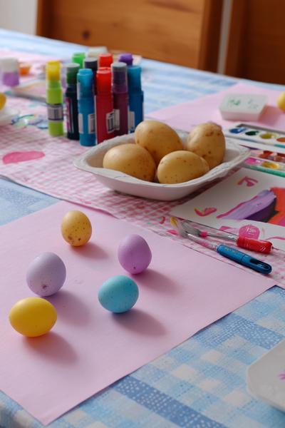 6. Stempel-Station mit Kartoffel-Eiern und Tischläufer für for basteln ostern kindergarten ideas