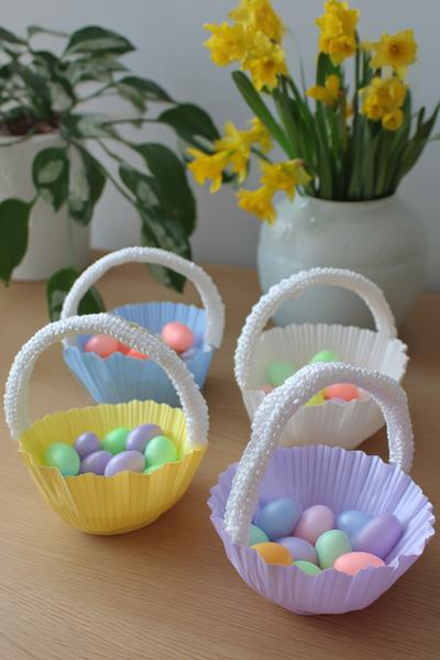 7. Fühlbare Osterkörbchen aus Papptellern und Kordel für for basteln ostern mit kindern unter 3 ideas