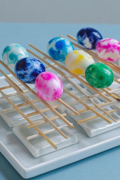 Marmorierte Ostereier mit Nagellack im Wasserbad und Trockenständer aus Schaschlikspießen for basteln ostern mit kindern einfach ideas