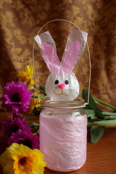 Osterhasen-Laterne aus Einmachglas mit Transparentpapier und Drahtbügel for basteln ostern kleinkind ideas