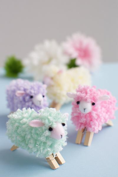 Pompon-Schäfchen auf Wäscheklammern als Tischkarten für Basteln Ostern for basteln ostern grundschule ideas